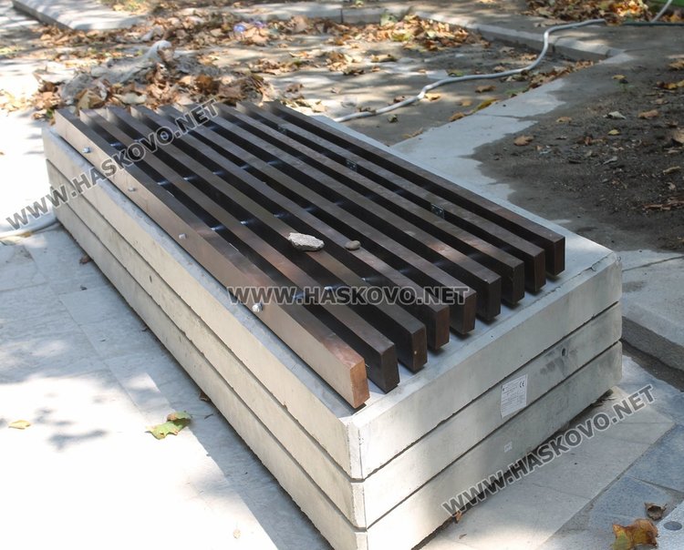 Видът на пейките предизвика коментари в социалната мрежа