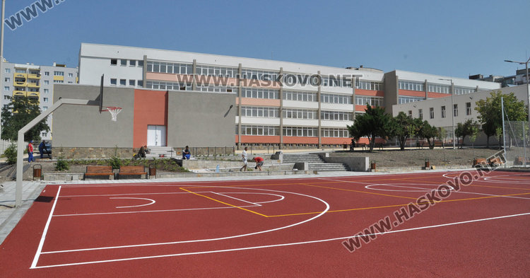 Плащаме отгоре 400 бона за ремонта на школата, ама догодина