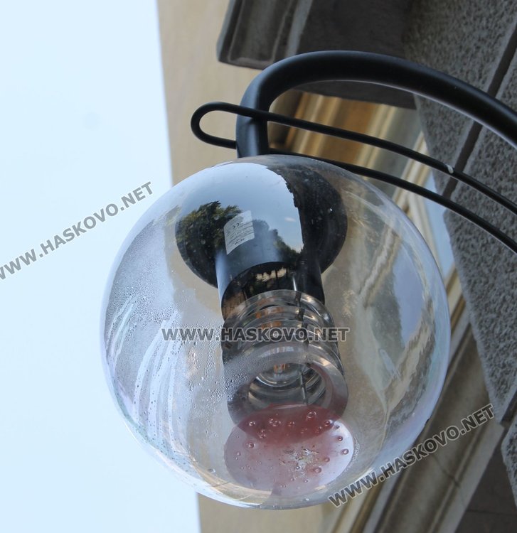 30 от декоративните кръгли лампи, които бяха монтирани на централната градска алея в Димитровград ще бъдат подменени