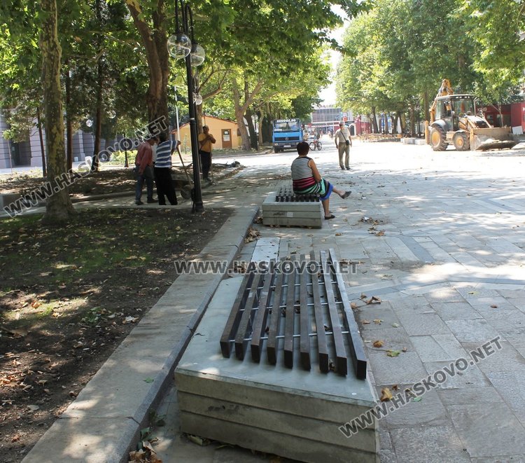 Подменят 30 от декоративните лампи на бул."България", поправят и пейките