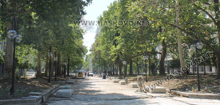 Подменят 30 от декоративните лампи на бул."България", поправят и пейките