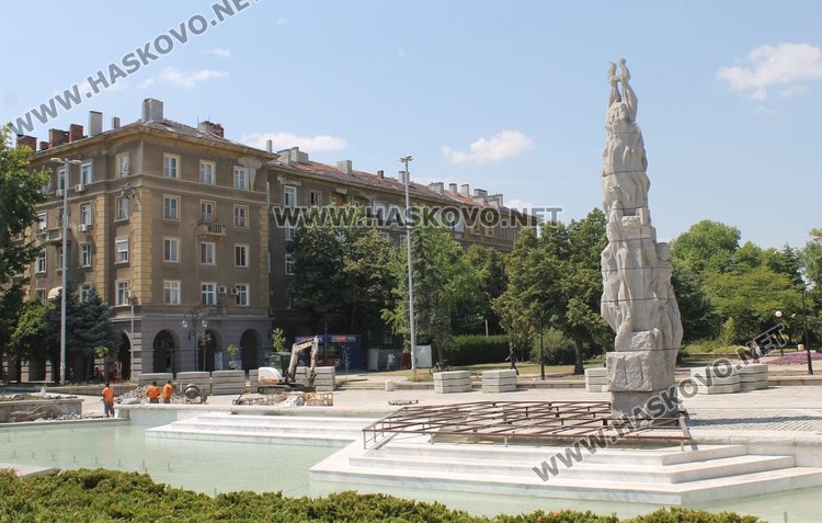 Подменят 30 от декоративните лампи на бул."България", поправят и пейките