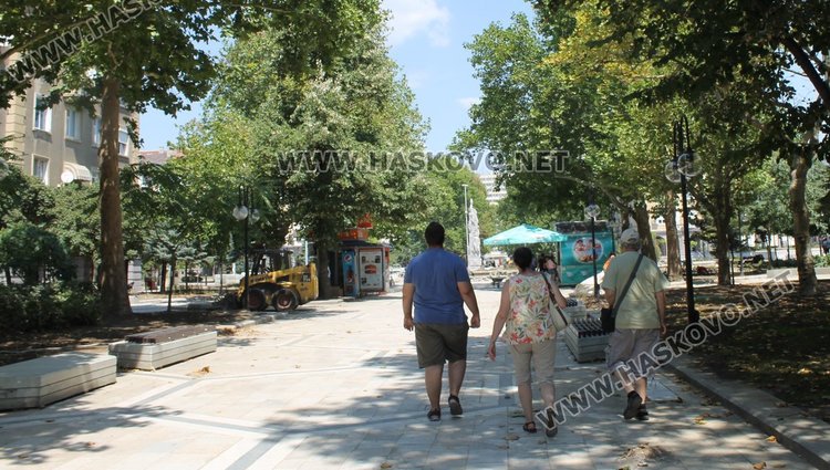 Подменят 30 от декоративните лампи на бул."България", поправят и пейките