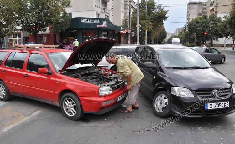 Два Фолксвагена се блъснаха на “Дунав” и “Раковски”, и двата били на зелено