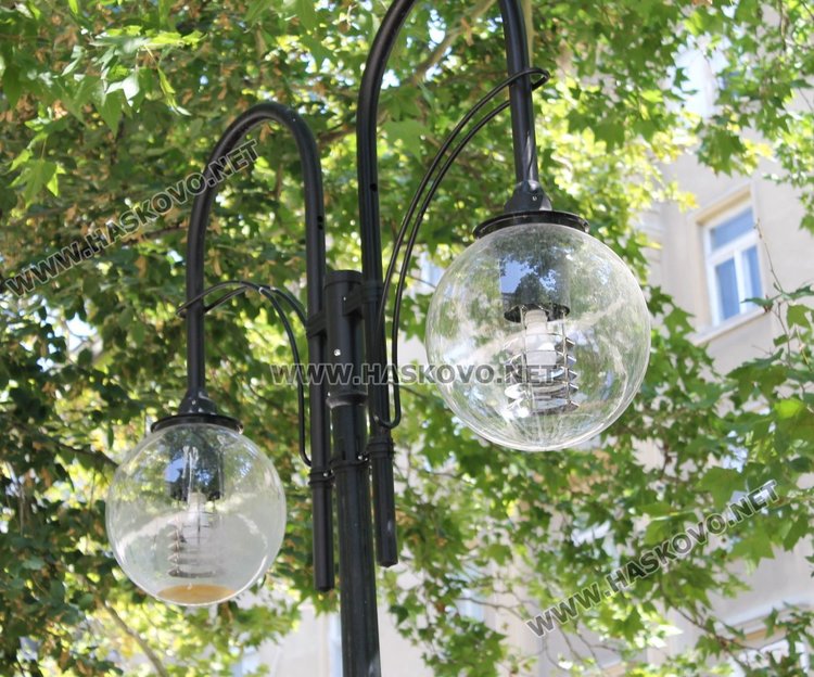 Подменят 30 от декоративните лампи на бул."България", поправят и пейките