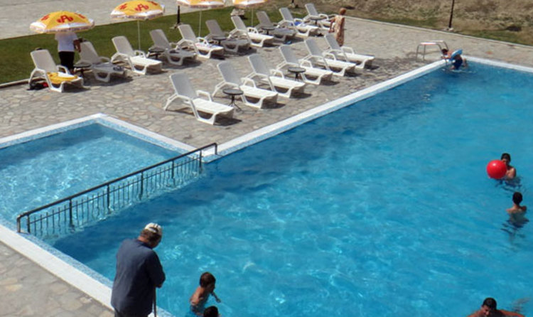 Младежи се къпят в развлекателен център в Пчеларово, старците седят на сухо по седмица