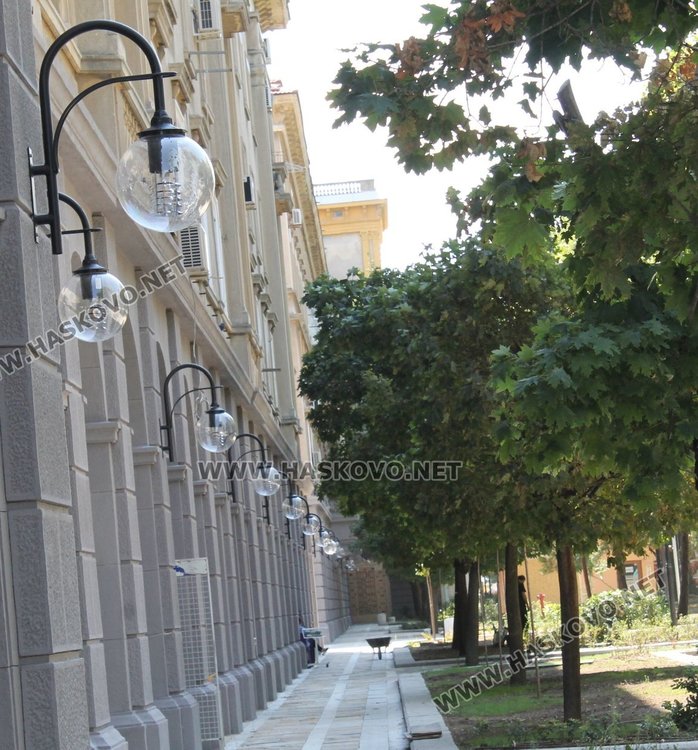 Подменят 30 от декоративните лампи на бул."България", поправят и пейките