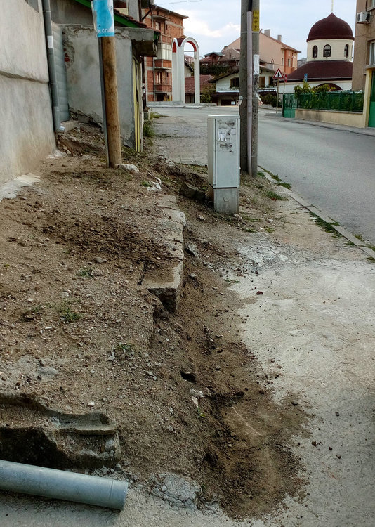 Читател: Кога най-после ще има тротоар на ул. "Дружба“?