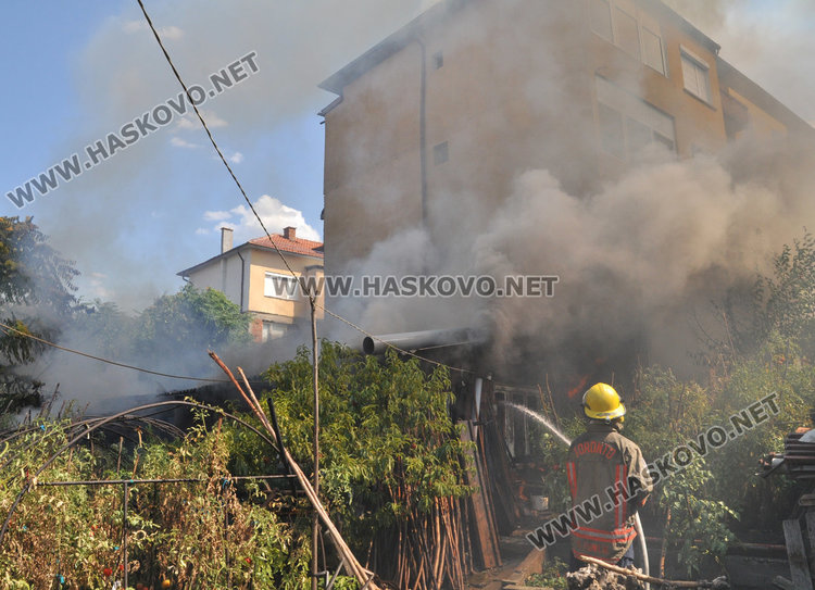 Пламнал навес застрашава съседни къщи между “Драгоман” и “Бузлуджа”
