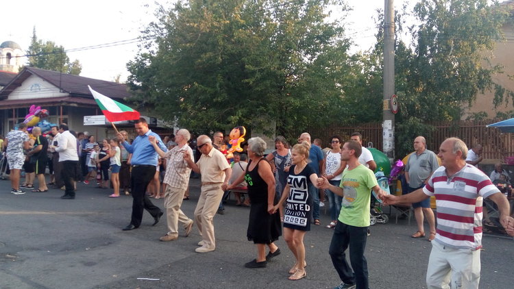 Областният управител поведе хорото на Голяма Богородица