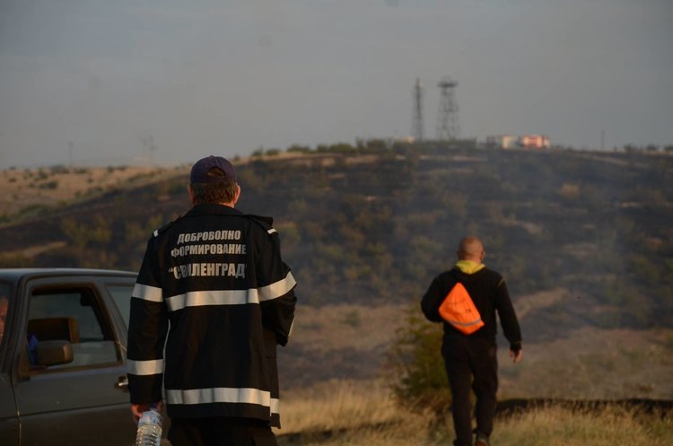 Армията атакува големия пожар край Маточина