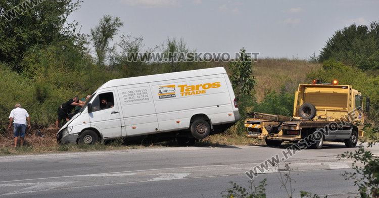 Волво засече бус и го заби в канавката на пътя за Димитровград