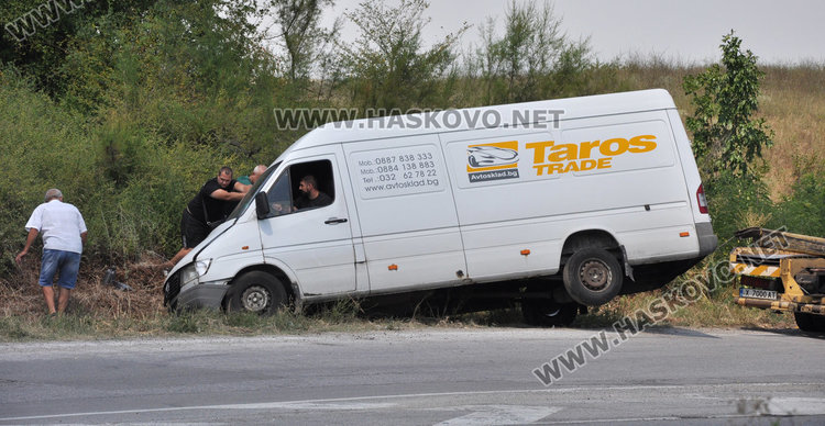 Волво засече бус и го заби в канавката на пътя за Димитровград