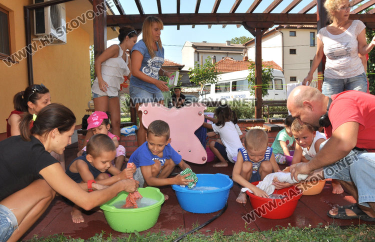 Учат 5-6-годишни деца как се пере