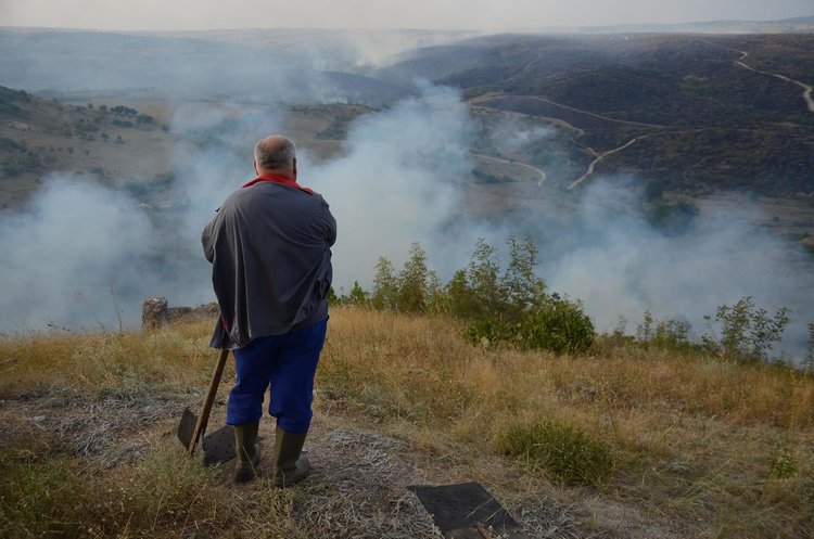 Армията атакува големия пожар край Маточина