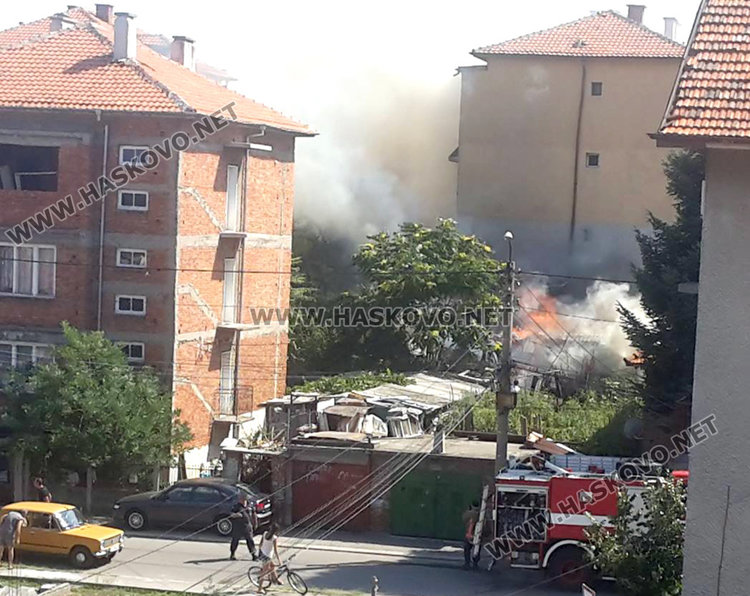 Пламнал навес застрашава съседни къщи между “Драгоман” и “Бузлуджа”
