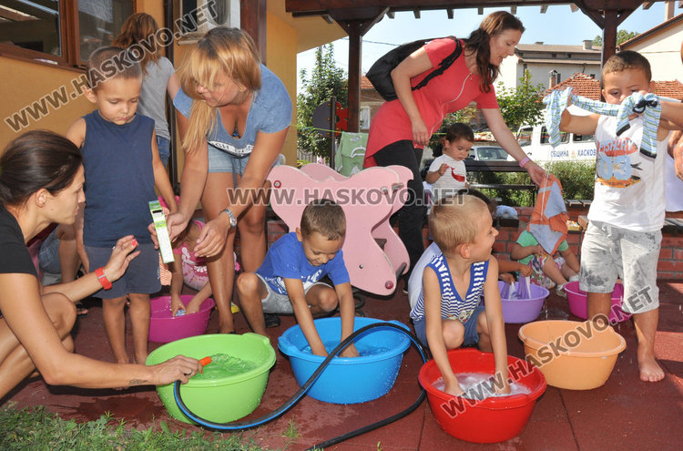 Учат 5-6-годишни деца как се пере