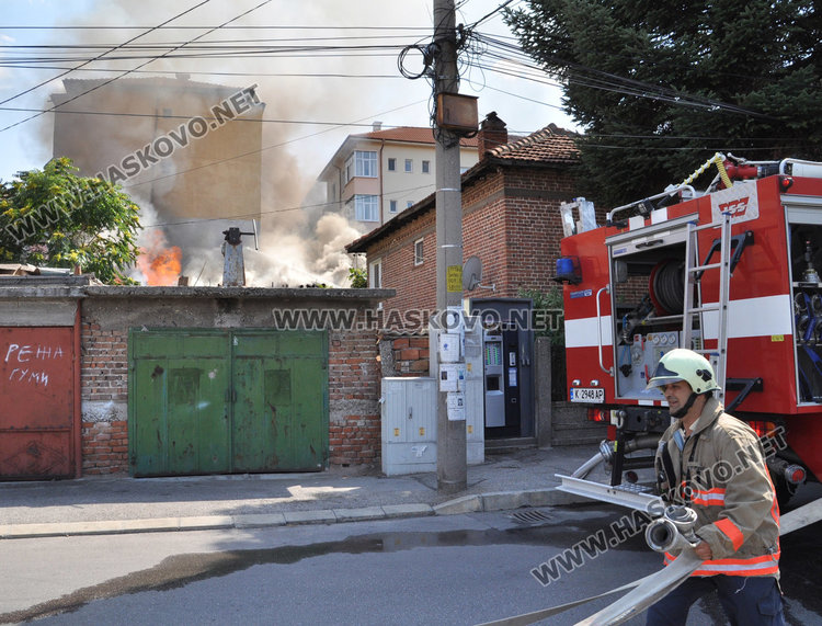 Пламнал навес застрашава съседни къщи между “Драгоман” и “Бузлуджа”