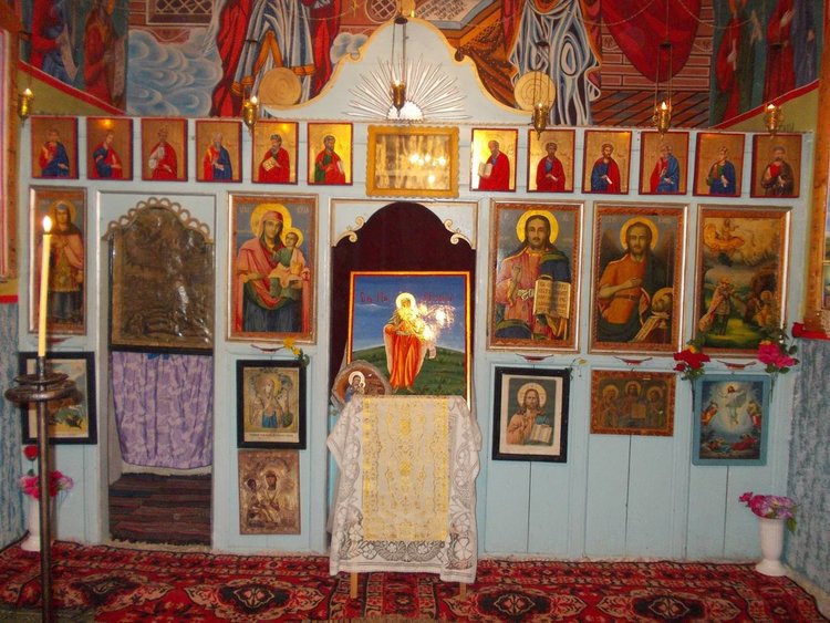 Старият иконостас, който Никола Беевски иска да замени с нов, изработен от орех и с дърворезби