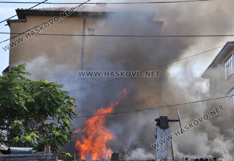 Пламнал навес застрашава съседни къщи между “Драгоман” и “Бузлуджа”
