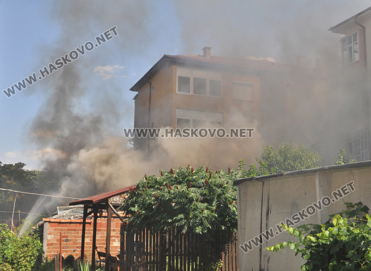Пламнал навес застрашава съседни къщи между “Драгоман” и “Бузлуджа”