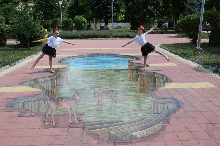 Неизвестни велосипедисти ошариха уникалната 3D рисунка в центъра на Ардино