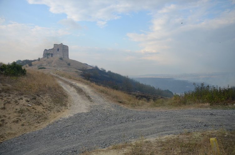 Земеделска техника запалила Сакар, пожарът край Маточина се разраства