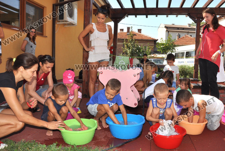 Учат 5-6-годишни деца как се пере