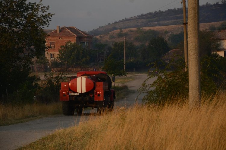 Армията атакува големия пожар край Маточина