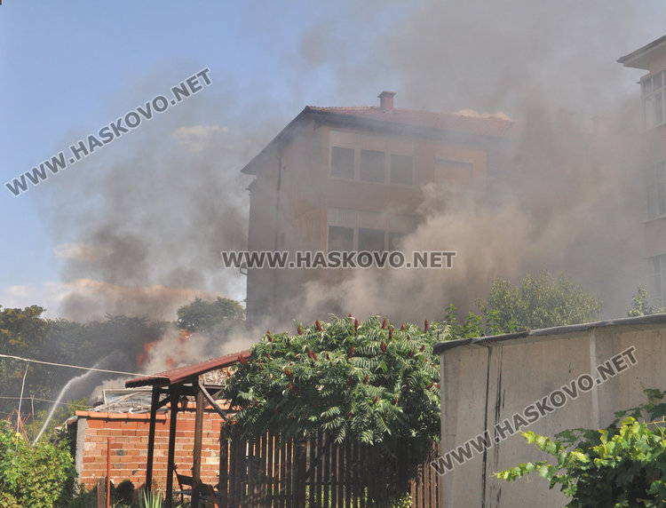 Пламнал навес застрашава съседни къщи между “Драгоман” и “Бузлуджа”