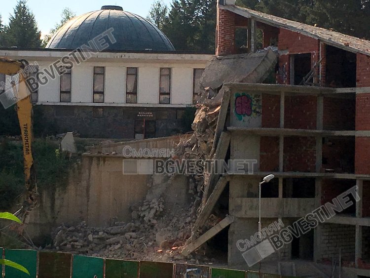 Събарят нова сграда на пъпа на Смолян, вижте какво ще строят 