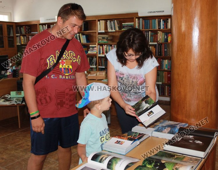 Изложба от близо 30 книги, свързани с фотографията е подредена от днес в голямата читалня на Градска библиотека