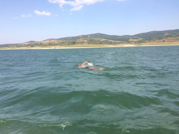 14-годишният Благовест преплува язовир "Жребчево" за 4 часа