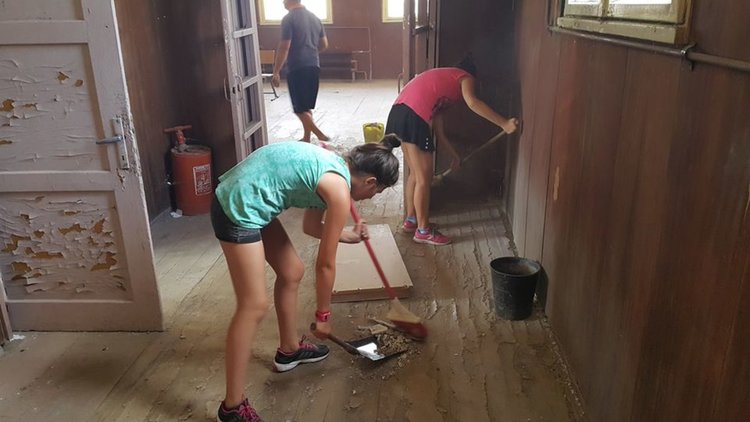 Млада българка оживява сградата на училището в Хвойна с архитектурна експозиция и фолклор