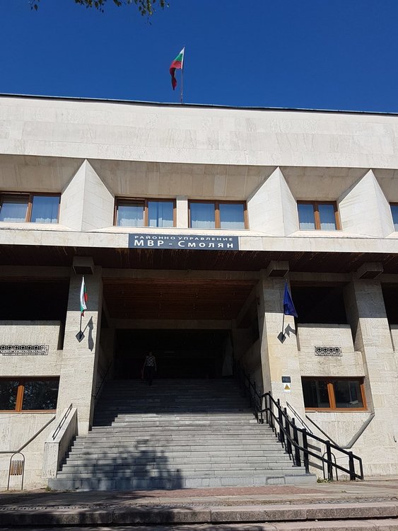 За смолянчани и хората, които познават административния център на града този надпис е изненада, но всъщност е част от декор за предстоящите снимачни дни на новия кримисериал"Дяволското гърло"