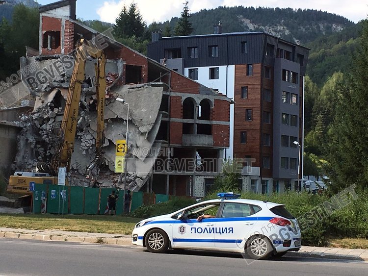 Събарят нова сграда на пъпа на Смолян, вижте какво ще строят 