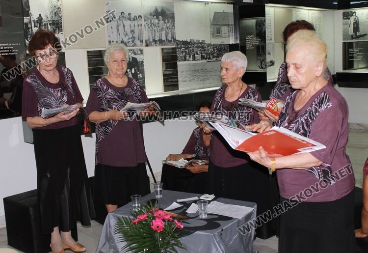 Вокална група "Българка" с ръководител Мария Георгиева бе подготвила рецитал и бригадирски песни.