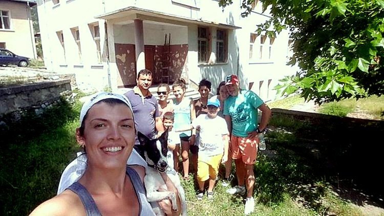 Кристияна с част от доброволците, които цяла седмица подготвяха сградата на училището за събитието