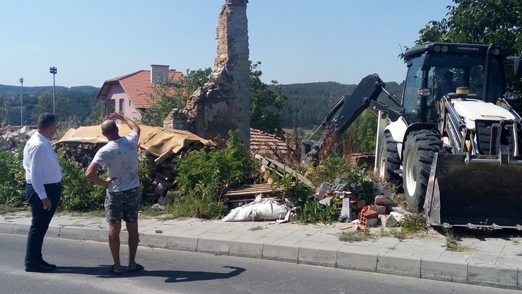 Областният управител разпореди събарянето на рушаща се къща в Джебел