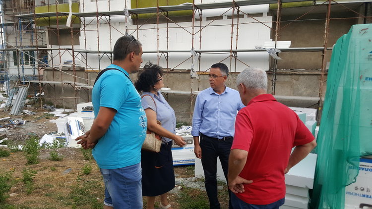 Кметът инспектира блоковете,които се санират във „Възрожденци“