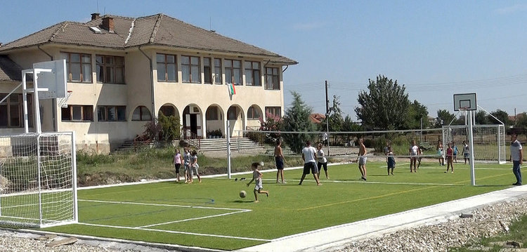 Две модерни игрища в Славеево и Кондово изградиха за 12 дни