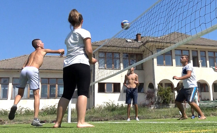 Две модерни игрища в Славеево и Кондово изградиха за 12 дни