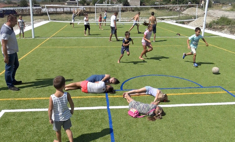 Две модерни игрища в Славеево и Кондово изградиха за 12 дни