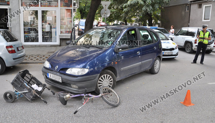 Колоездач в насрещното по бул. “България” се блъсна в Рено