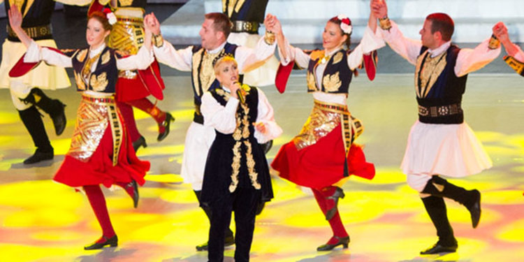 Народната изпълнителка Николина Чакърдъкова и танцьорите от Неврокопския ансамбъл ще гостуват в Димитровград