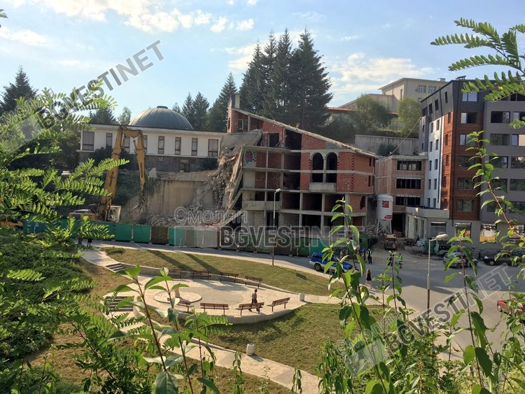 Събарят нова сграда на пъпа на Смолян, вижте какво ще строят 