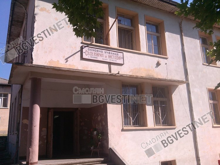 Поне 10 хиляди лева са нужни за ремонт на старото училище в Хвойна, артистичен фестивал събра една десета от тях