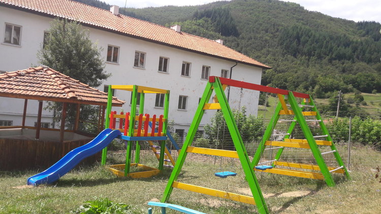 За първия учебен ден откриват нова спортна площадка в село Търън 