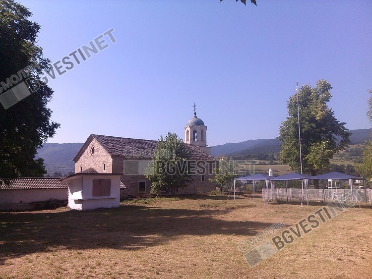 Поне 10 хиляди лева са нужни за ремонт на старото училище в Хвойна, артистичен фестивал събра една десета от тях