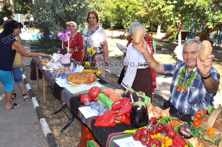 Част от производителите във фестивала на плодородието в Крум